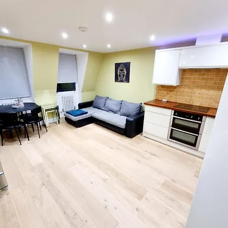 Stylish London Apartment With Terrace & Parking